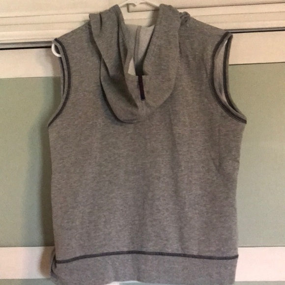 Woman’s Tommy Hilfiger Zip Up Sleeveless Hoodie - Picture 7 of 12